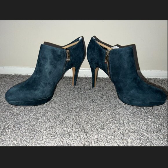 NWT Vince Camuto Evergreen Elvin Suede Ankle Booties Women's Size 8.5 - Picture 5 of 16